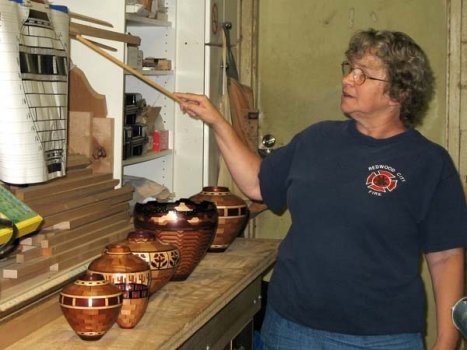 Linda begins the Segmented Woodturning 101 class. Her 325 slides are available on CD from the club librarian.